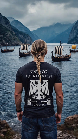 Gen4 Ein Wikinger-Mann von hinten, steht mit dem Rücken zur Kamera, trägt ein schlicht a-2, 18925200 (4)